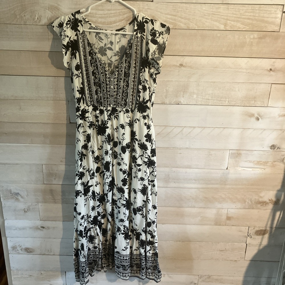 By the River White/black Floral V-Neck Tiered Boho Peasant Maxi Dress Size M
